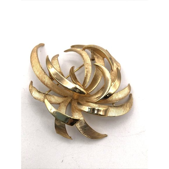 Vintage TRIFARI  Brooch Polished and Textured Floral Spray Goldtone Brooch - Picture 3 of 8